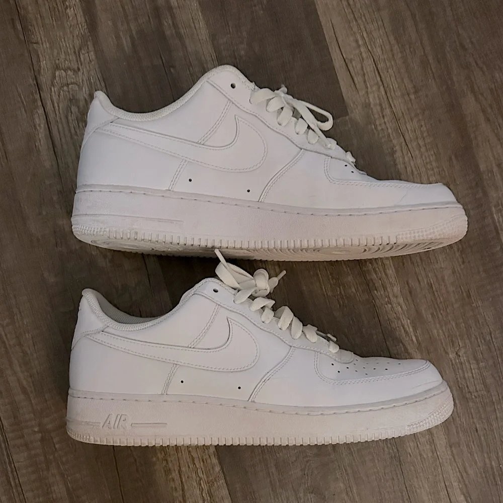 Nike AF1 White Low Classic Sneakers | 12M = 13.5W | Preowned Leather Air Forces - Picture 6 of 15